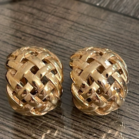 Large Vintage Givenchy Basket Weave Earrings Clip On Signed Gold-tone - Picture 4 of 17